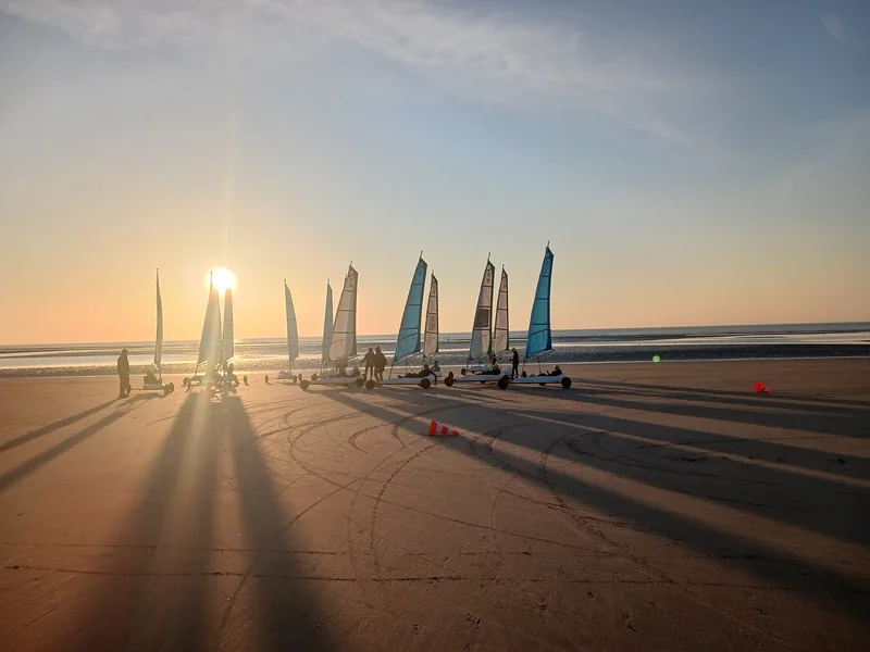 Chars &agrave; voile au coucher du soleil sur la plage de Berck-sur-Mer