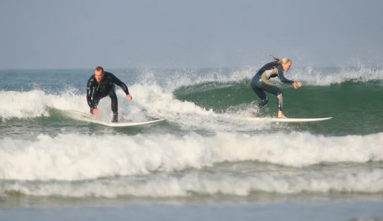 Surf dans les vagues de la C&ocirc;te d&rsquo;Opale